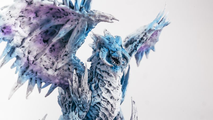 Geverfde 3D-geprinte draak voor tabletop games