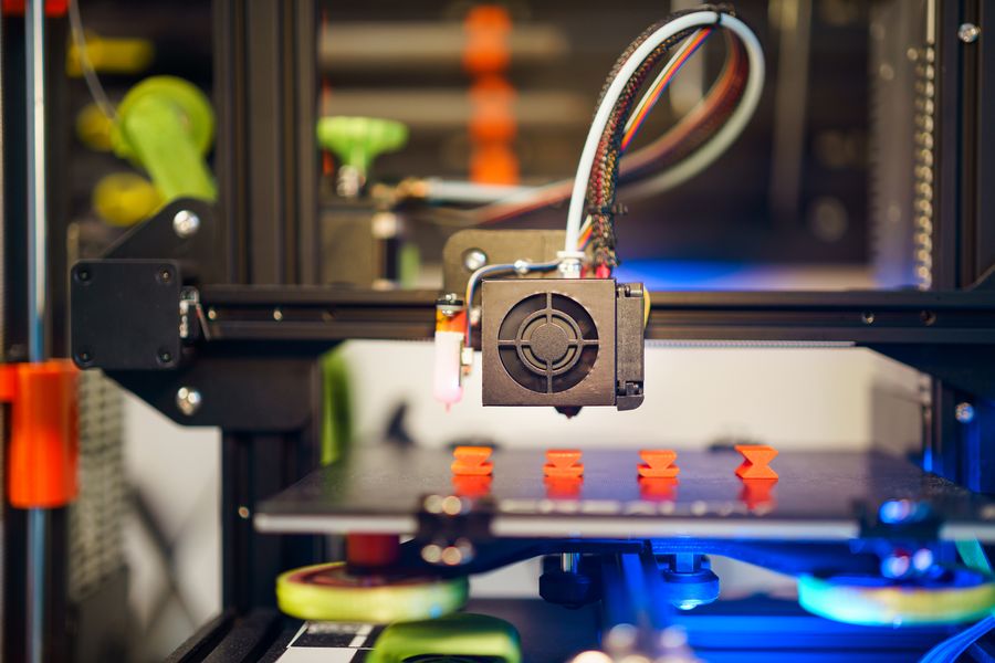 3D-printer print oranje onderdelen
